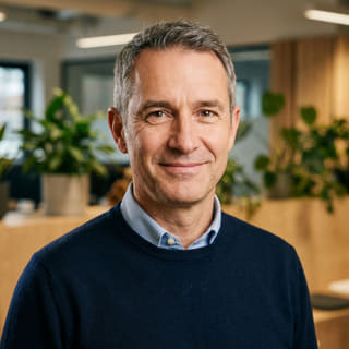 James Mitchell, vermeld als Chief Executive Officer bij Dauw Vermobeek, op een profielfoto
