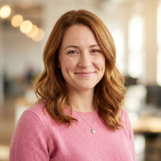 Emily Watson, vermeld als Hoofd Klantenondersteuning bij Dauw Vermobeek, in een profielfoto